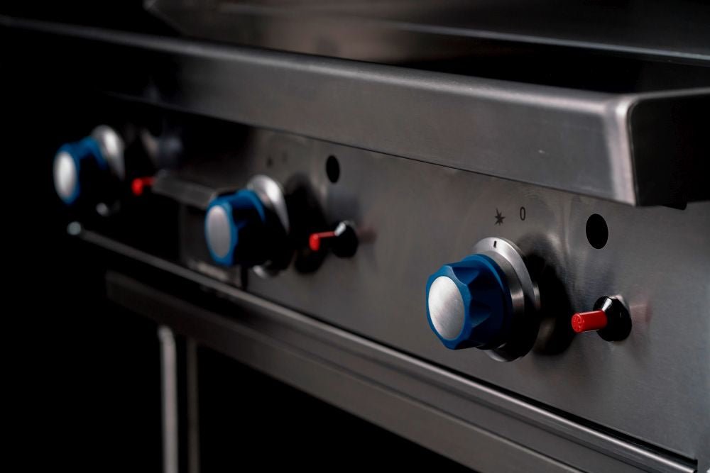 Cookrite AT80G9G gas griddle — adjustable legs and undershelf